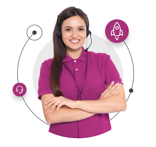 Une femme portant un casque et souriante, offrant un excellent service client avec une attitude amicale.